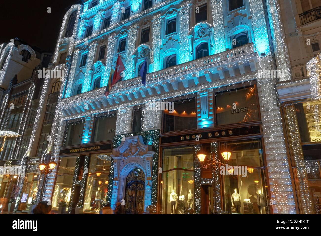 Budapest, Ungheria vista notturna di Fashion Street con decorazioni di  festa e illuminati finestra Visualizza di Hugo Boss e Tommy Hilfiger negozi  Foto stock - Alamy