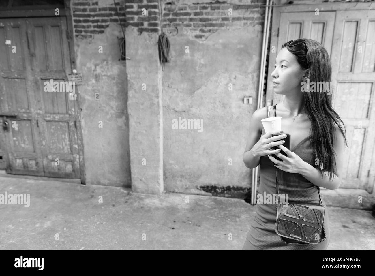 Giovane bella donna turistiche per visitare la città di Bangkok Foto Stock