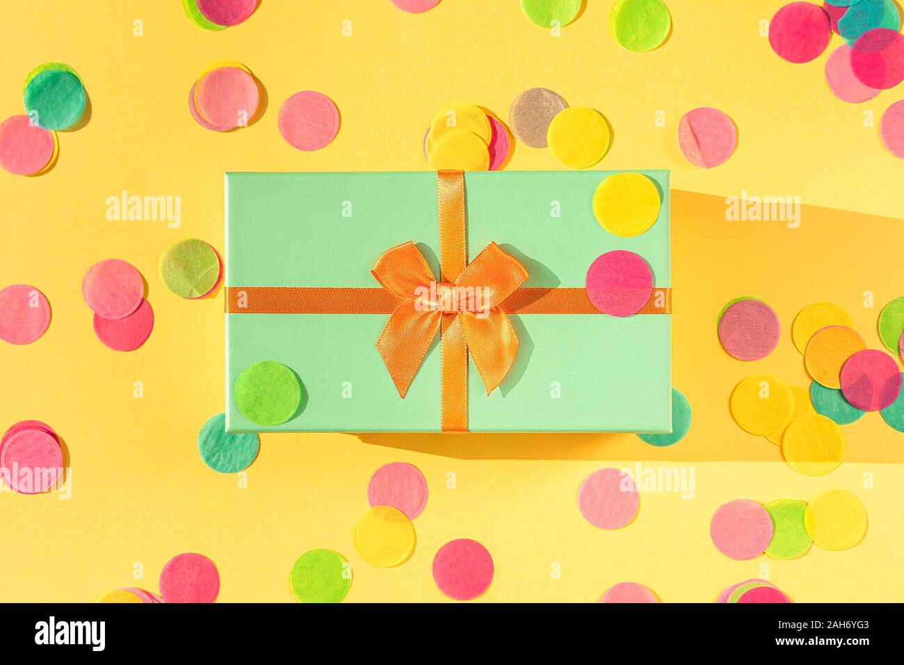 Bellissimo dono festivo box in colori di tendenza con un coperchio verde Foto Stock