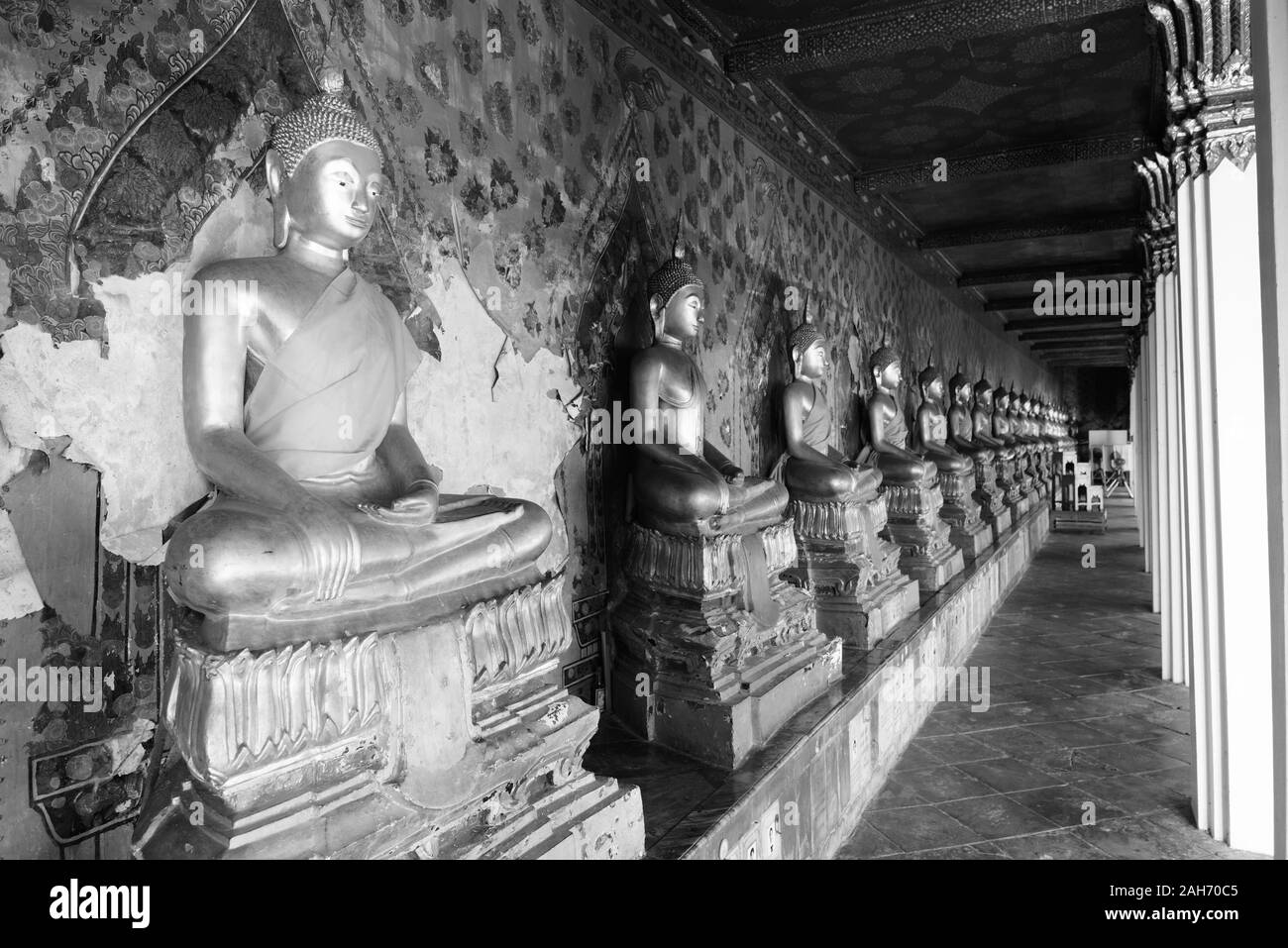 Fiancheggiata Golden Statue di Buddha in Wat Arun Foto Stock