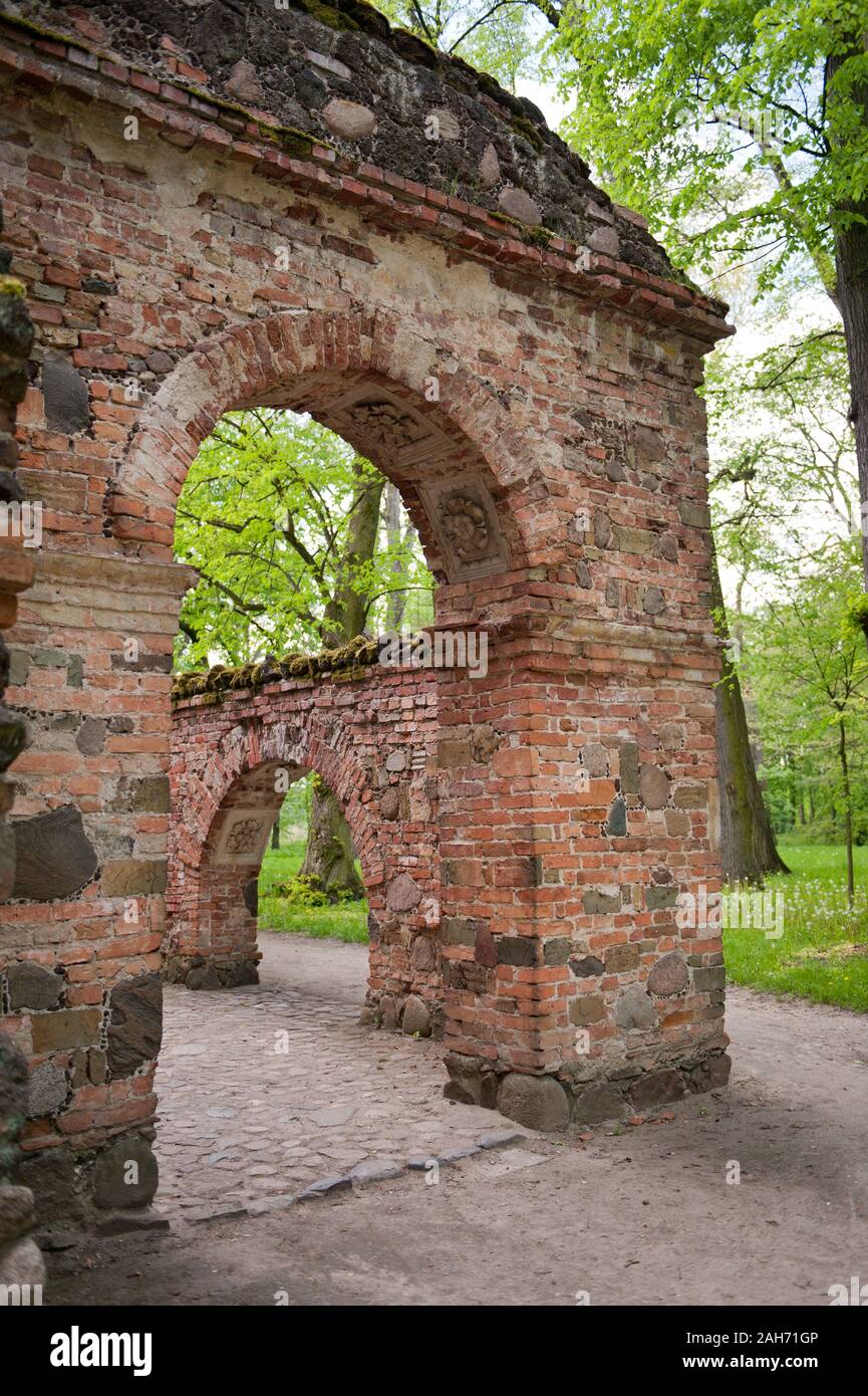 Przybytek Arcykapłana parte dell edificio, il sommo sacerdote nel santuario del parco romantico in Arkadia, Polonia, Europa, mattoni rossi architettura. Foto Stock