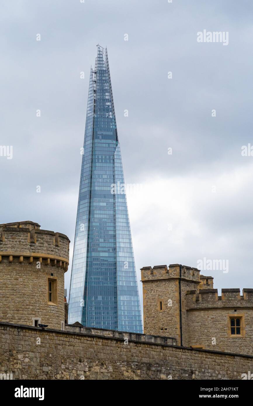 Londra, UK - Agosto 8,2017: Blu pareti di vetro di un moderno scyscraper. Noto anche come -l'Shard- è un grattacielo a Londra nel quartiere di Southwark. Ho aperto Foto Stock