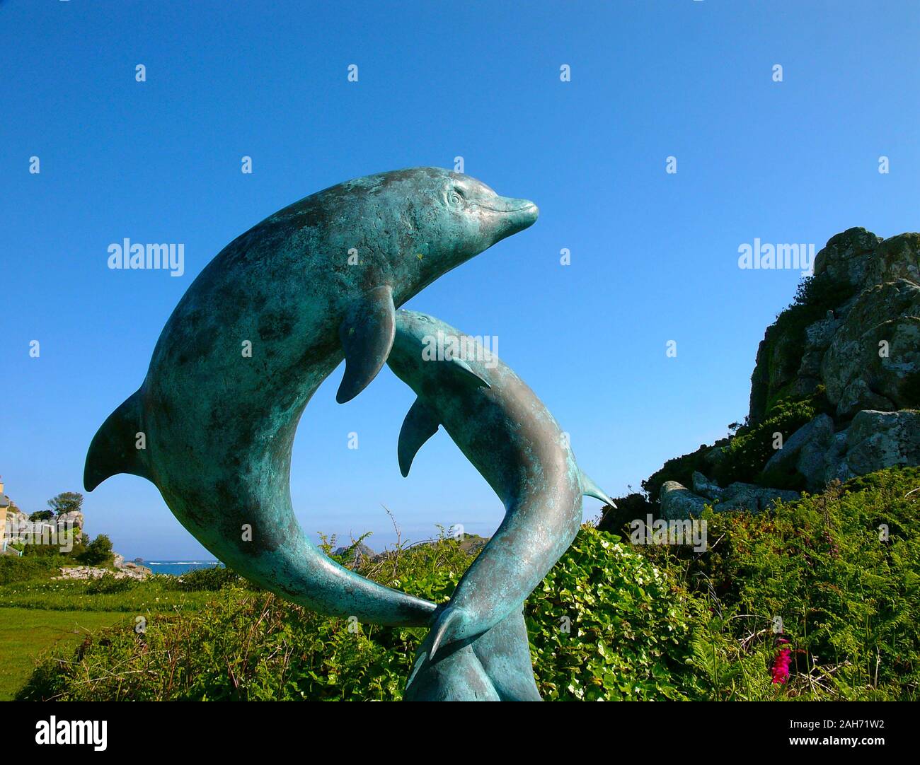 David Wynne 'saltando i delfini" Scultura, Tresco, isola di Scilly Foto Stock