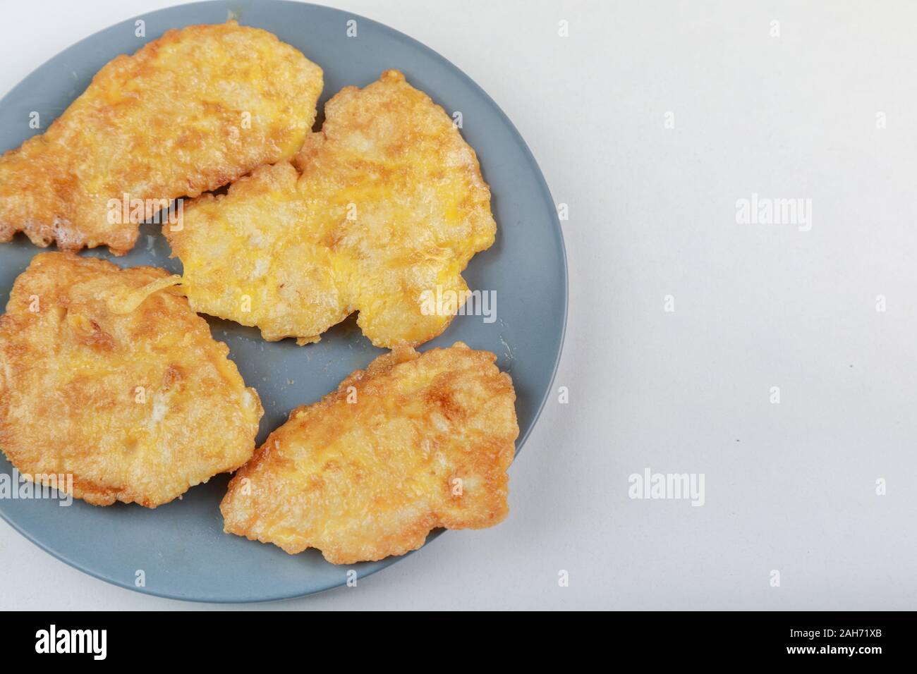 Hot fritto di pollo tritare con una crosta dorata impanati Foto Stock