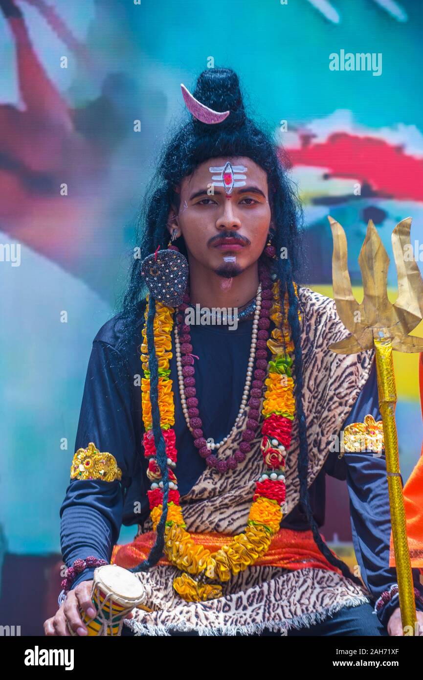 L'uomo indiano partecipa al festival Janmashtami a Mumbai India Foto Stock