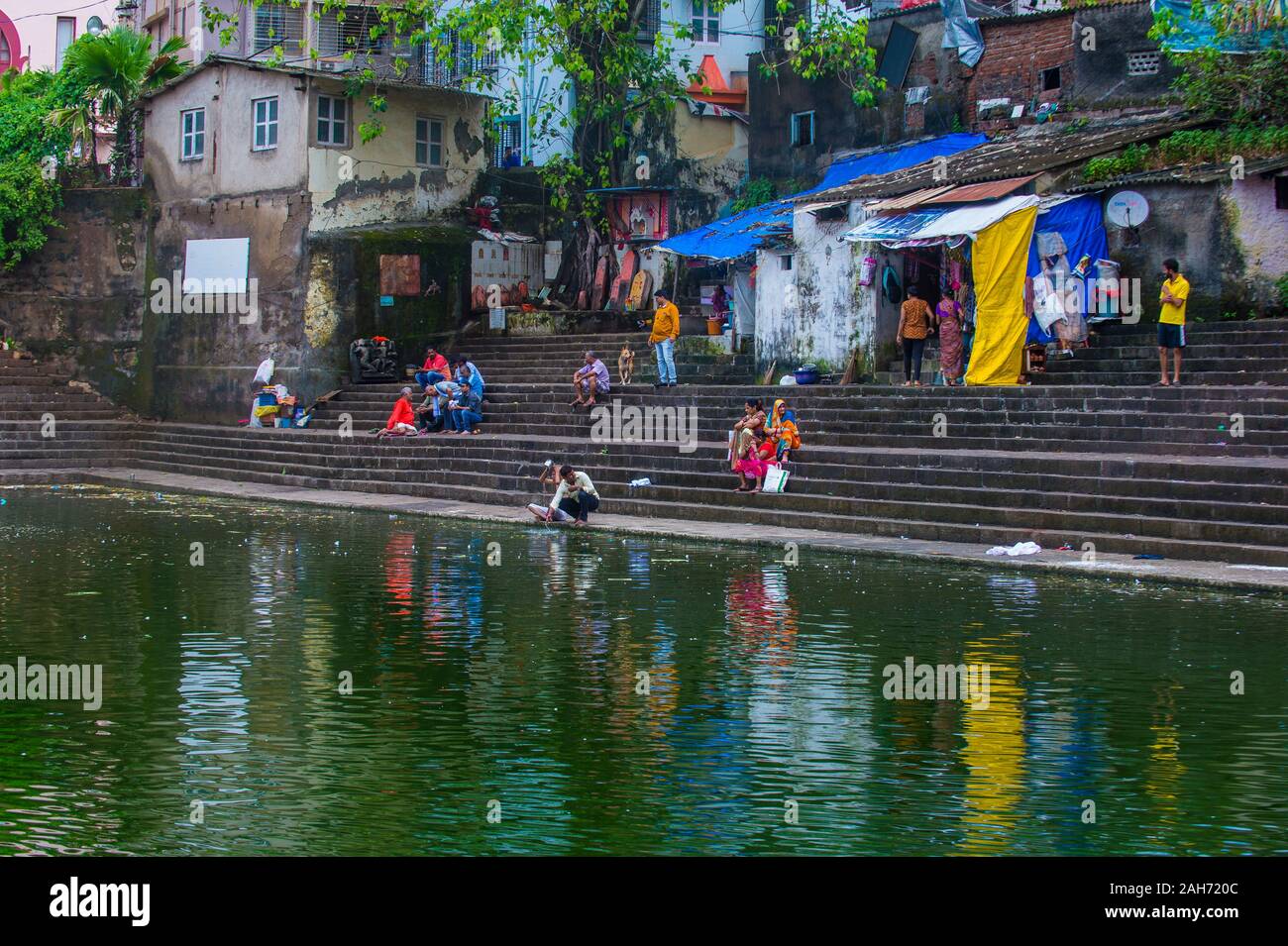 Popolo indiano a Banganga Tank in Mumbai India Foto Stock