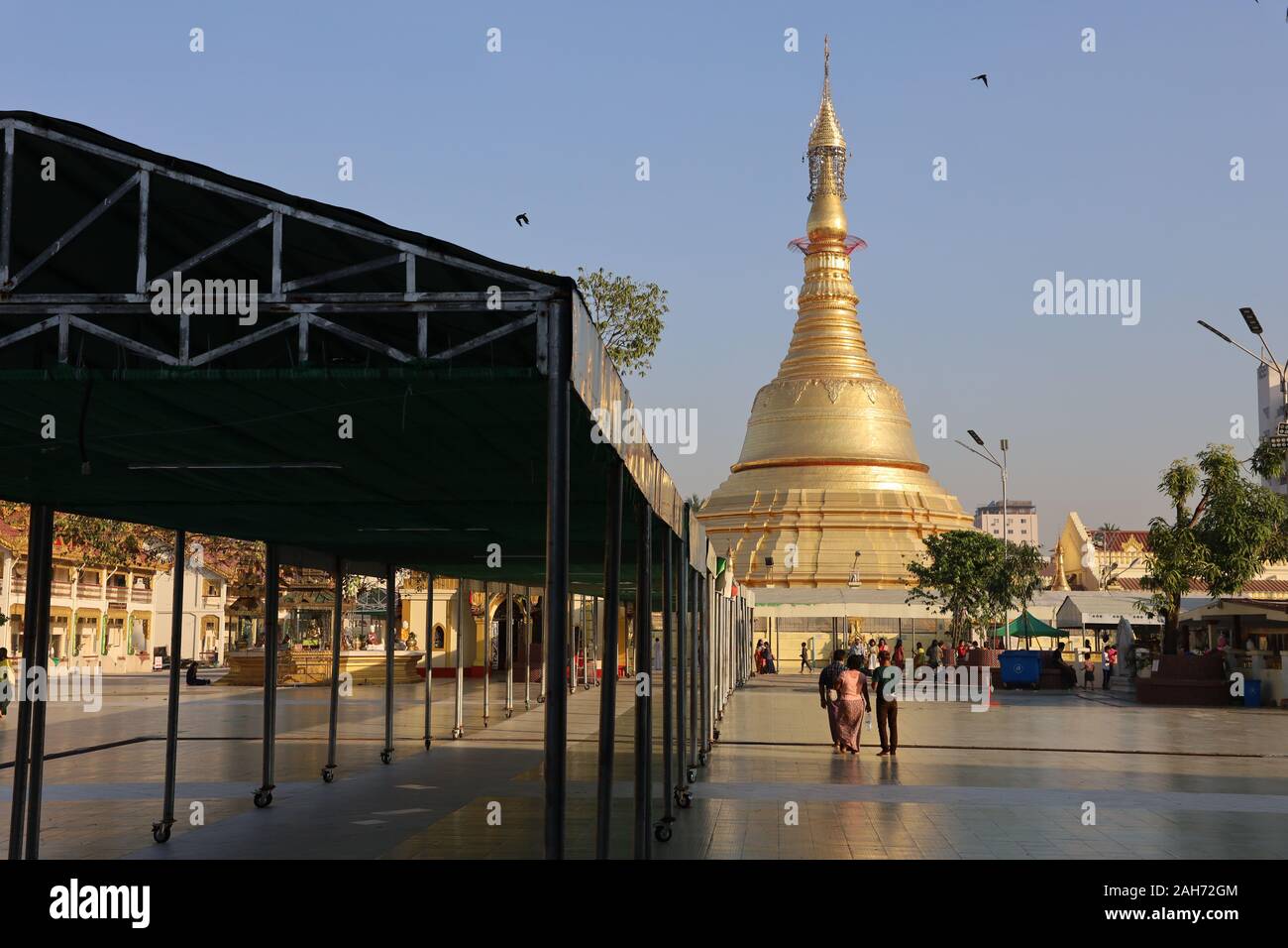 YANGON/MYANMAR - 25 Dic, 2019 : Street nella città, sule pagoda, yangon Foto Stock