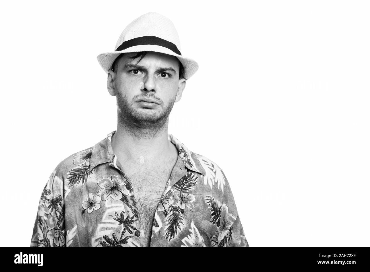 Studio shot del giovane uomo cercando sconvolto Foto Stock