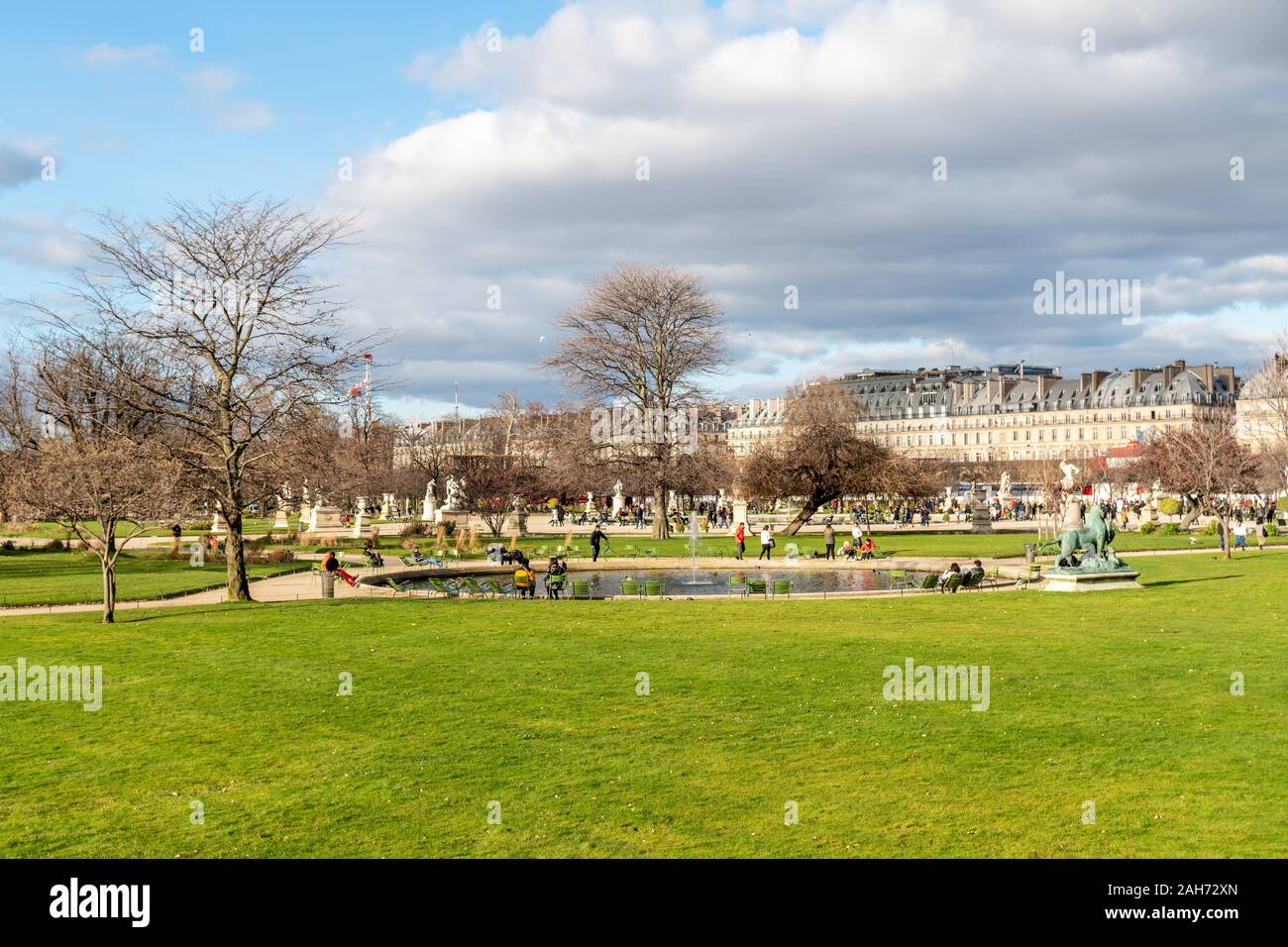 Piccolo Bassin fontana nel giardino delle Tuileries a Parigi Foto Stock