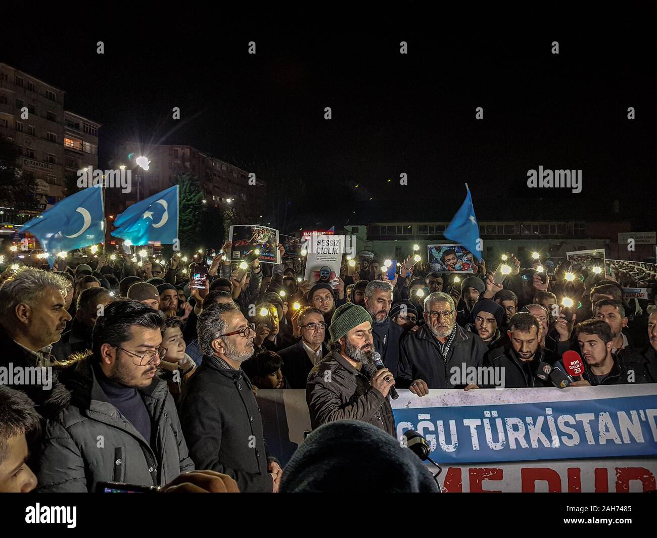 I dimostranti si riuniscono durante la dimostrazione in Elâz??.Diversi stati turco assistito a grandi manifestazioni di protesta contro la violenza da parte delle autorità cinesi contro il Turkestan orientale i musulmani. Credito: SOPA Immagini limitata/Alamy Live News Foto Stock