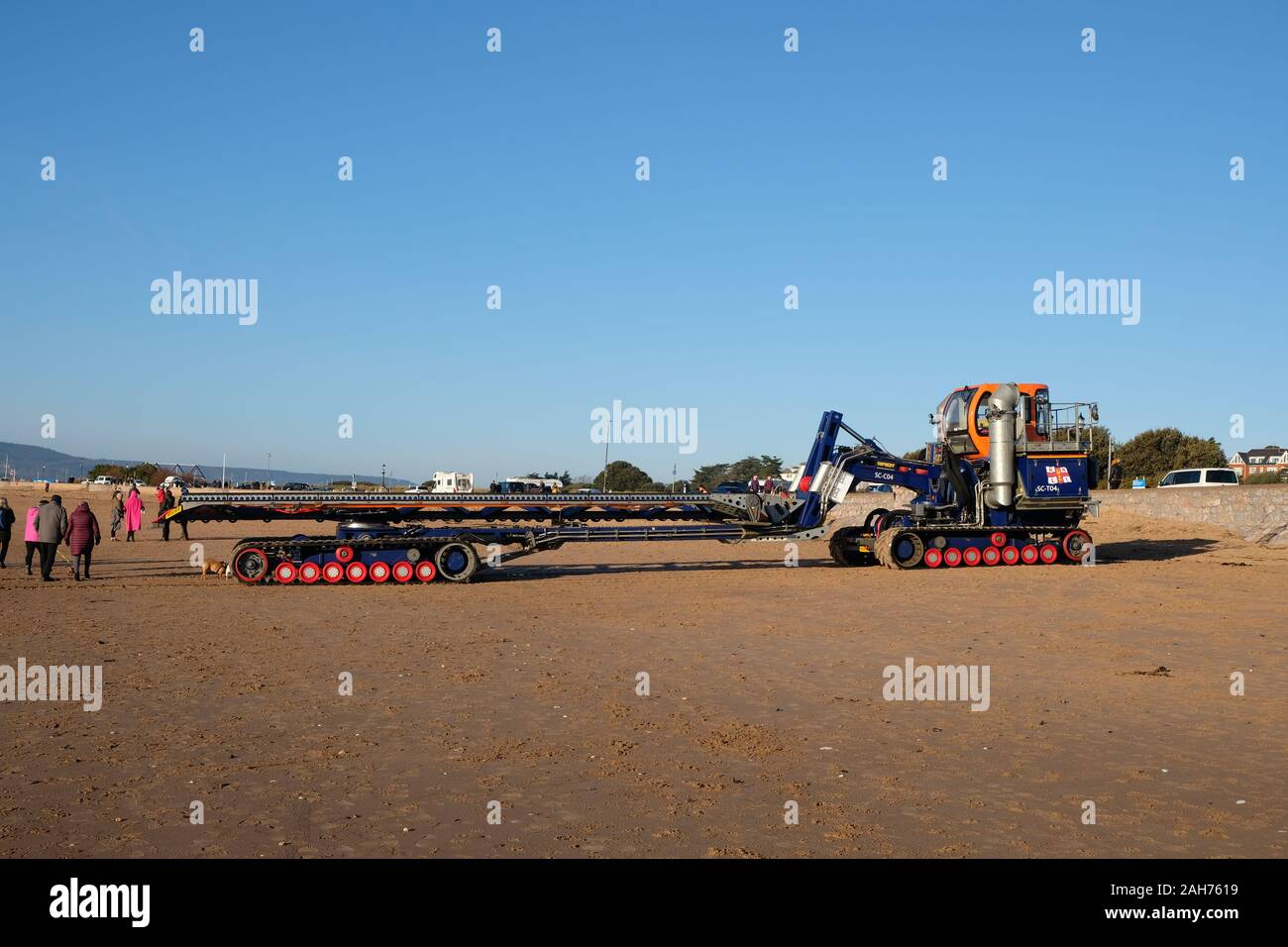 Dicembre 2019: La RNLI Supacat trattore e trasporto in attesa di percorrenza della Exmouth Shannon-class scialuppa di salvataggio a ritornare al loro scialuppa di salvataggio stazione ad Exmouth beach Foto Stock