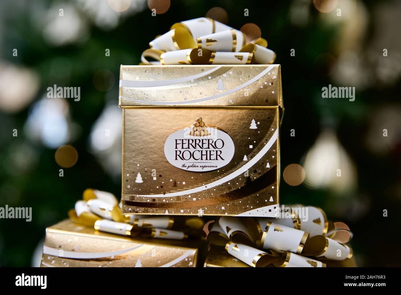 Ferrero Rocher - Golden omaggio al cioccolato Cube Foto stock - Alamy