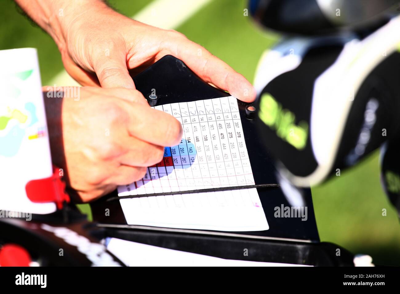 Il Golfer mantenendo i punteggi nel foglio di punteggio con le mani Foto Stock