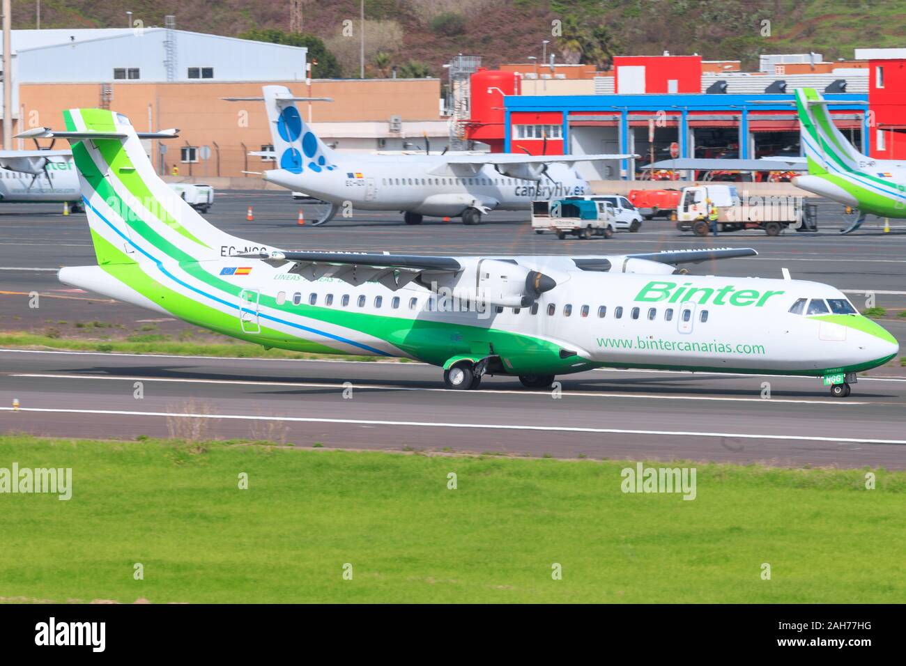 Tenerife, Isole canarie, Spagna - Novembre 24th, 2019: Binter ATR-72 avvicinando Tenerife Nord Foto Stock