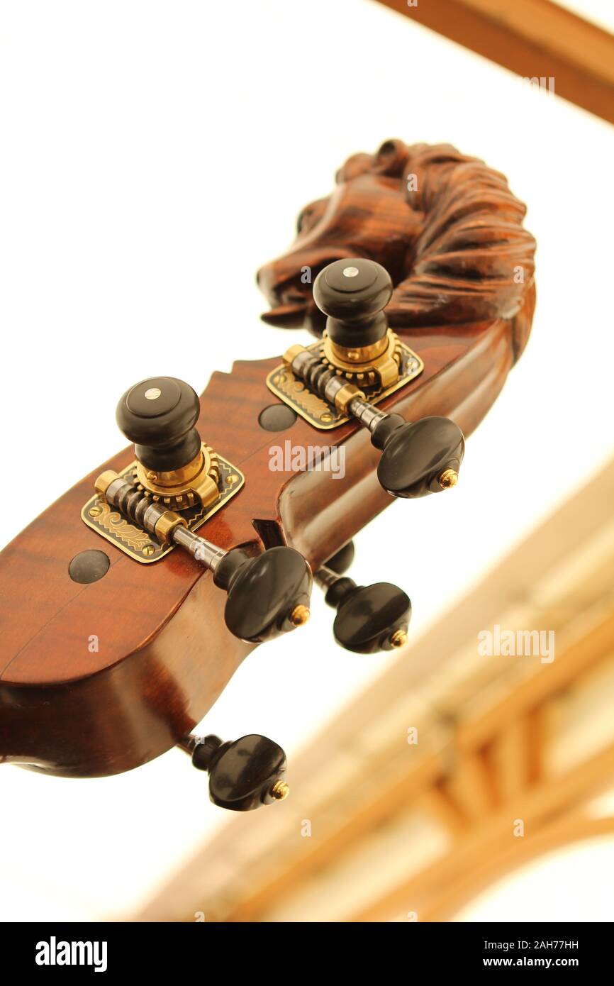 Legno testa di cavallo di strumento a corda Foto Stock