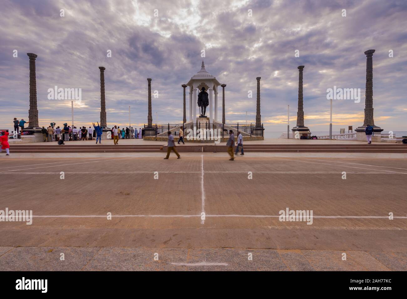 Place de la République con Gandhi Memorial in Puducherry, India del Sud durante il sunrise con drammatica sky Foto Stock