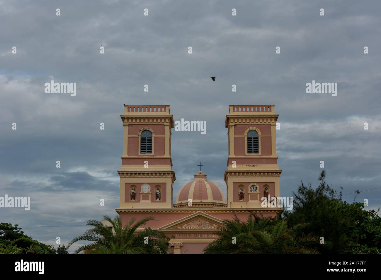 Esterno della Madonna degli Angeli Chiesa di Pondicherry, India del sud su nuvoloso giorno Foto Stock