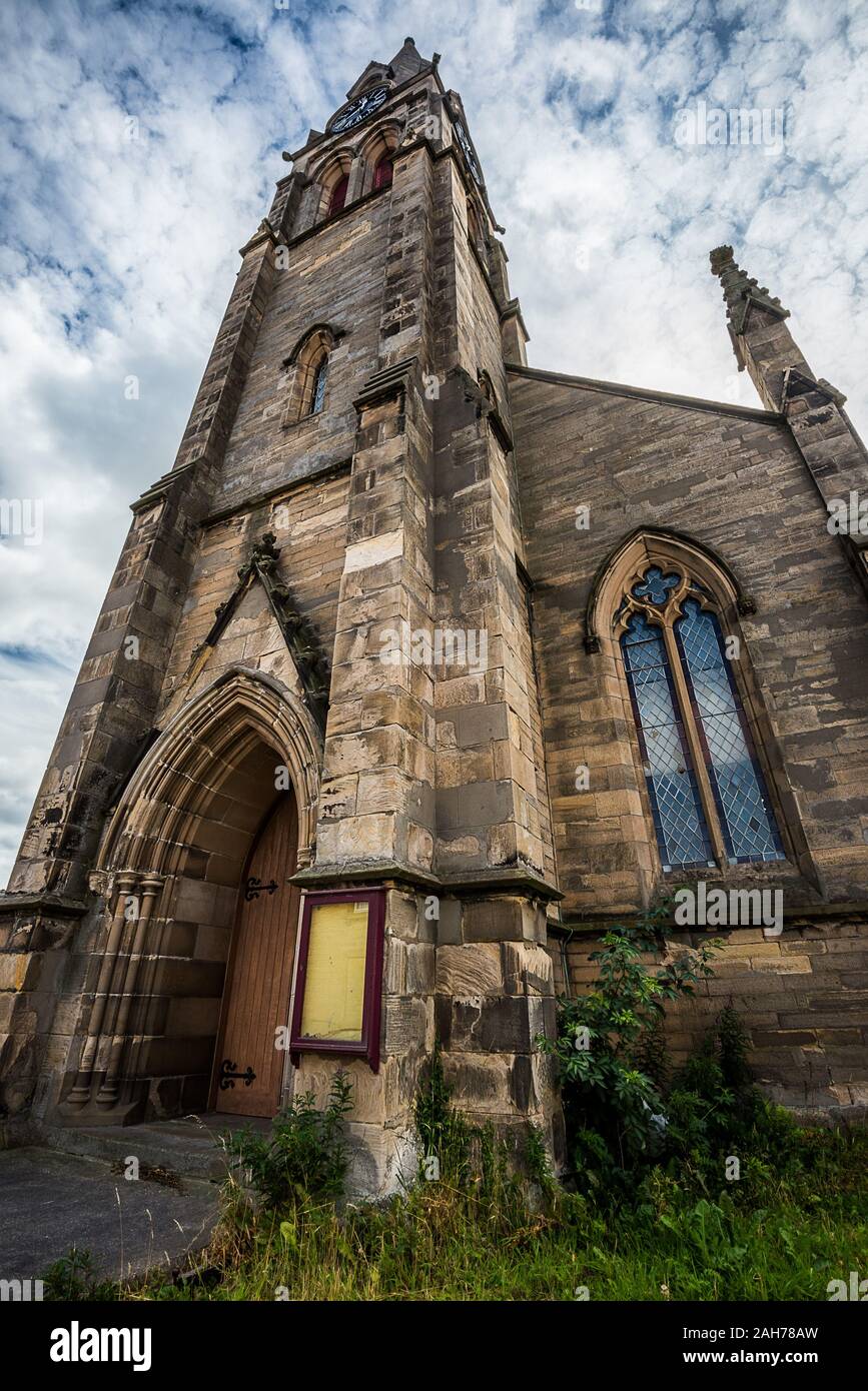 Foto ad angolo basso di un'antica chiesa gotica Foto Stock