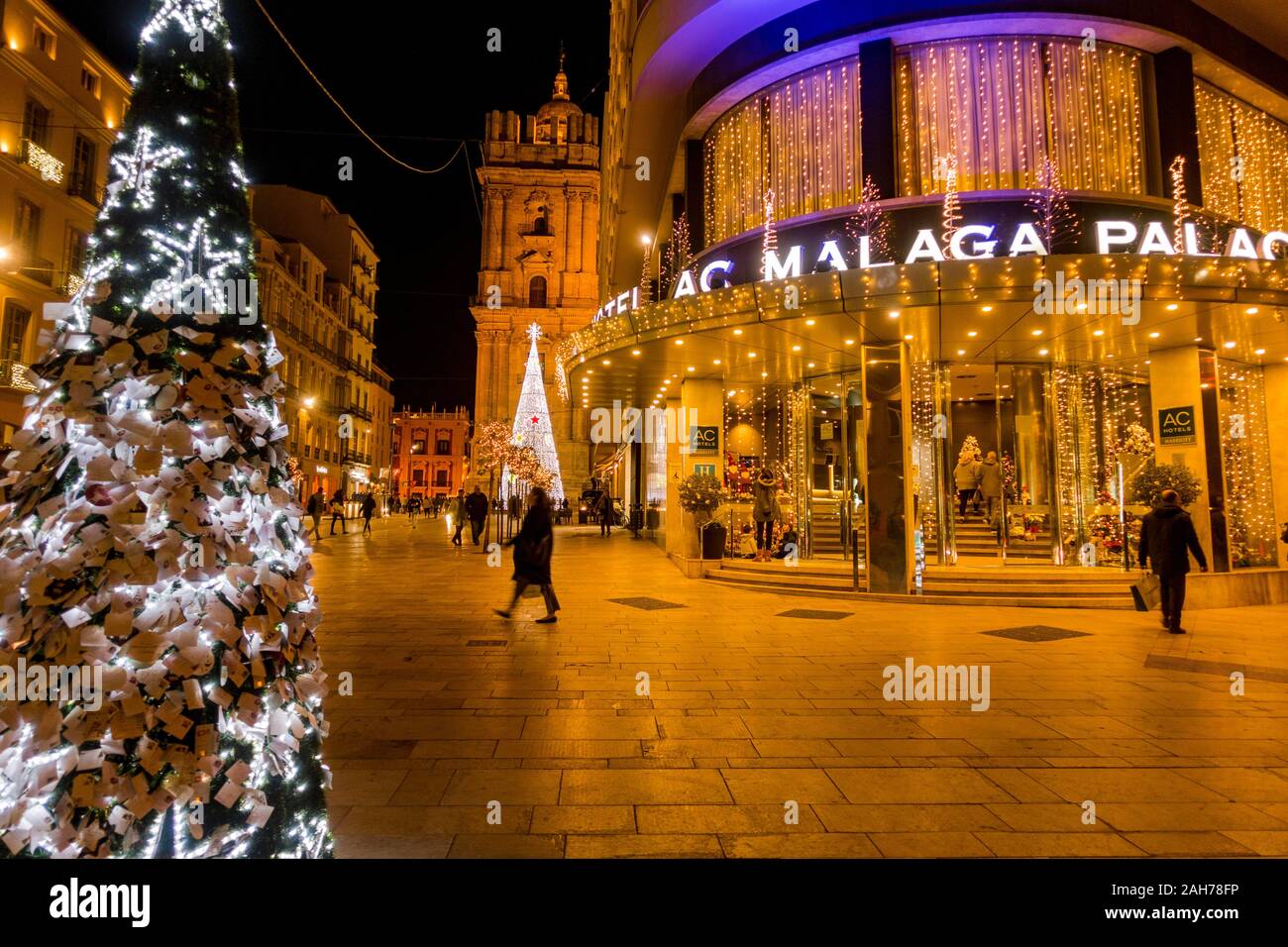 AC Hotel Malaga Palacio, di notte durante Natale, Malaga, Andalusia, Costa del sol, Spagna. Foto Stock