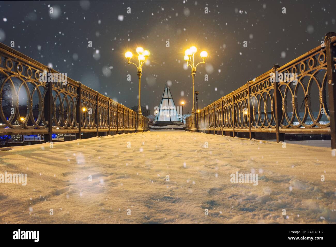 Il sentiero in un inverno favoloso parco della città Foto Stock