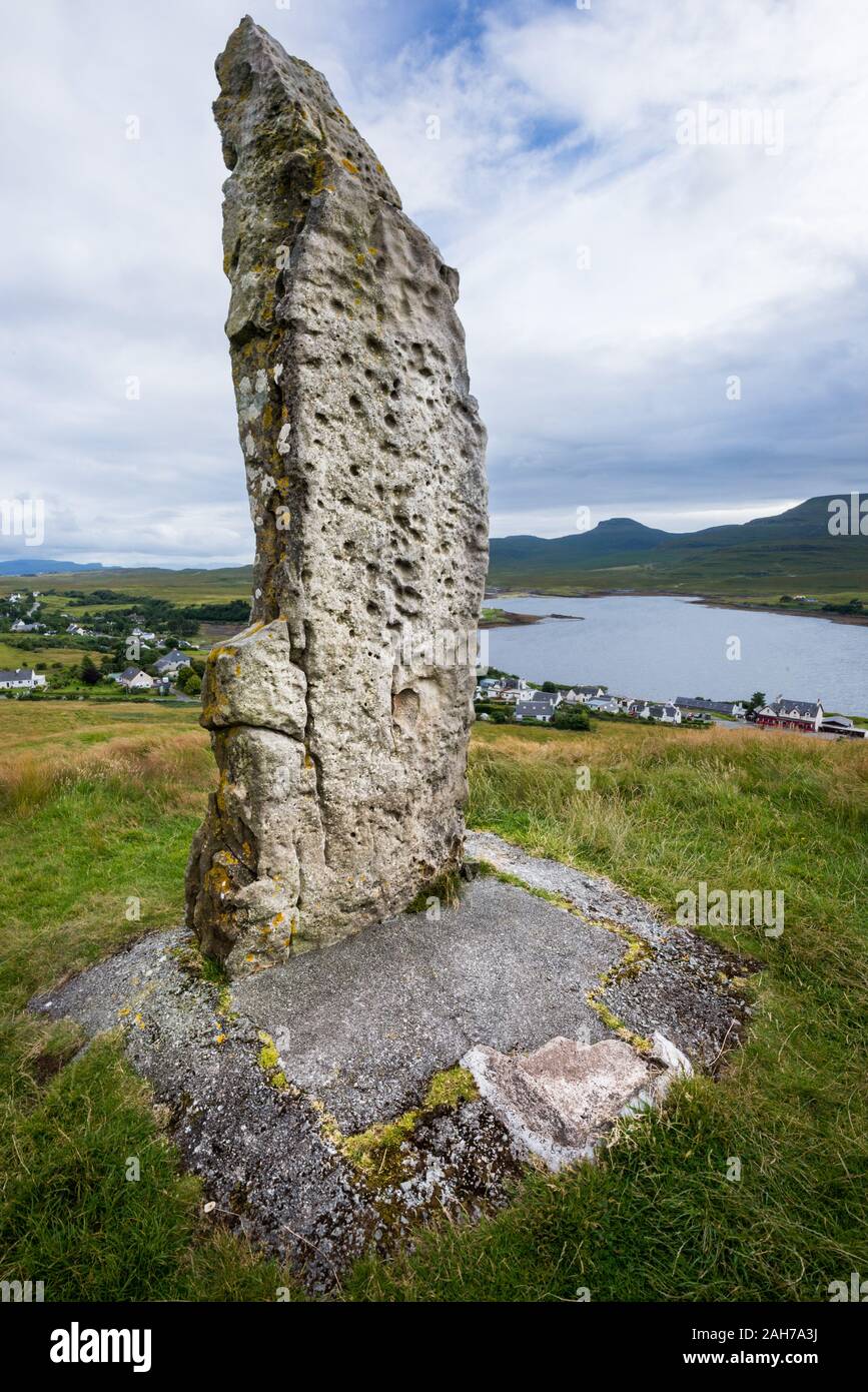 Primo piano della Millennium Stone che domina Dunvegan, sotto un cielo estivo nuvoloso Foto Stock