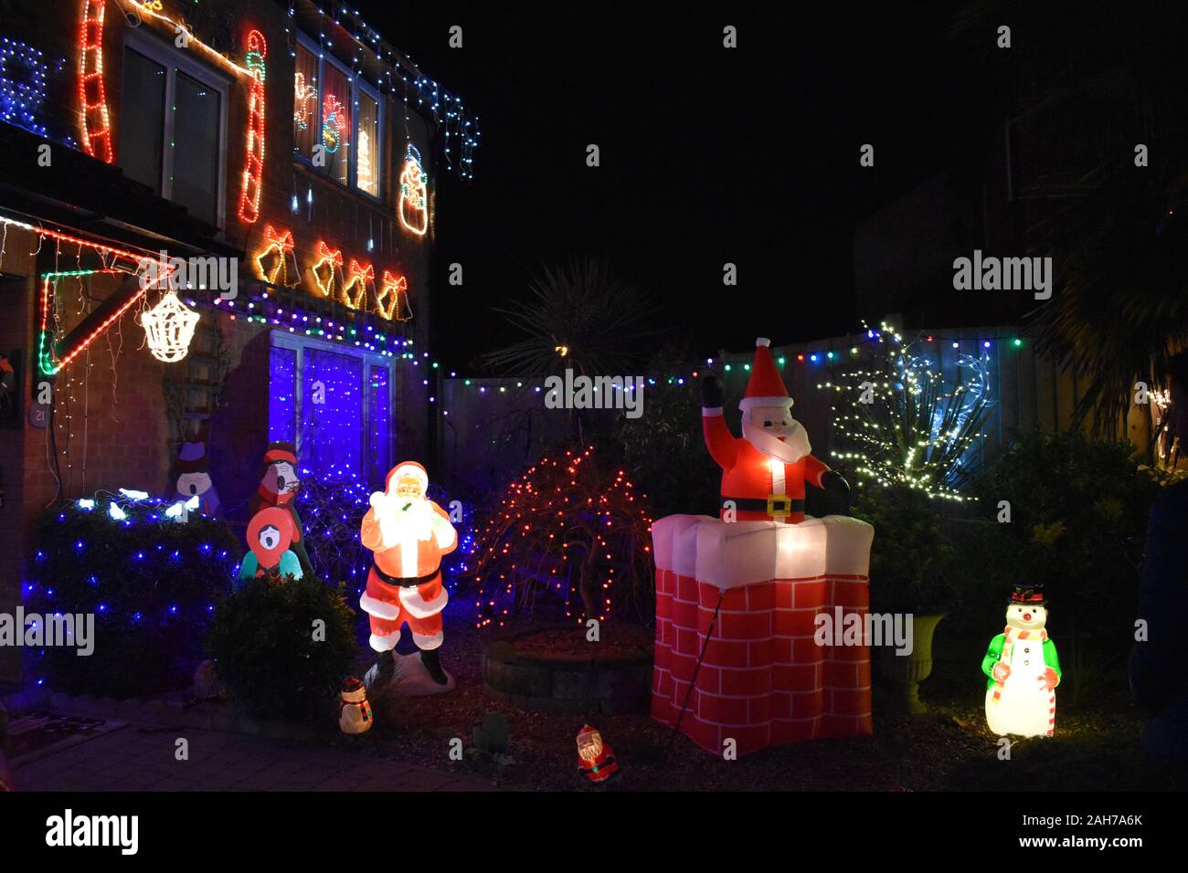 Natale Street in Milton Keynes - un cul-de-sac di case, tutte decorate per natale per raccogliere fondi per Willen Ospizio. Foto Stock