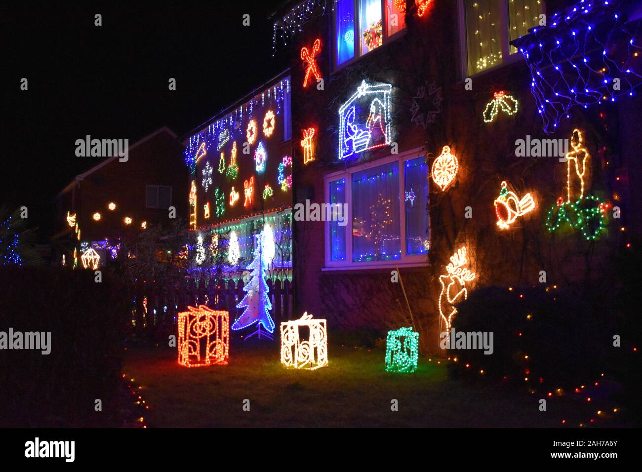 Natale Street in Milton Keynes - un cul-de-sac di case, tutte decorate per natale per raccogliere fondi per Willen Ospizio. Foto Stock