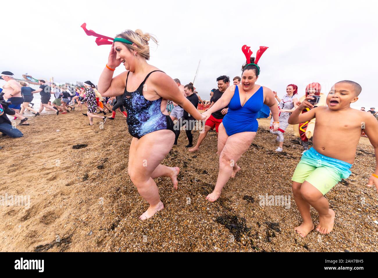 Giubileo Beach, Marine Parade, Southend on Sea, Essex, Regno Unito. Come è ormai diventata una tradizione in località balneari, un 'Boxing Day Dip" ha avuto luogo a freddo, ruvida estuario del Tamigi a Southend la raccolta di fondi per il RNLI. Molti dei coraggiosi nuotatori indossavano abbigliamento festivo Foto Stock