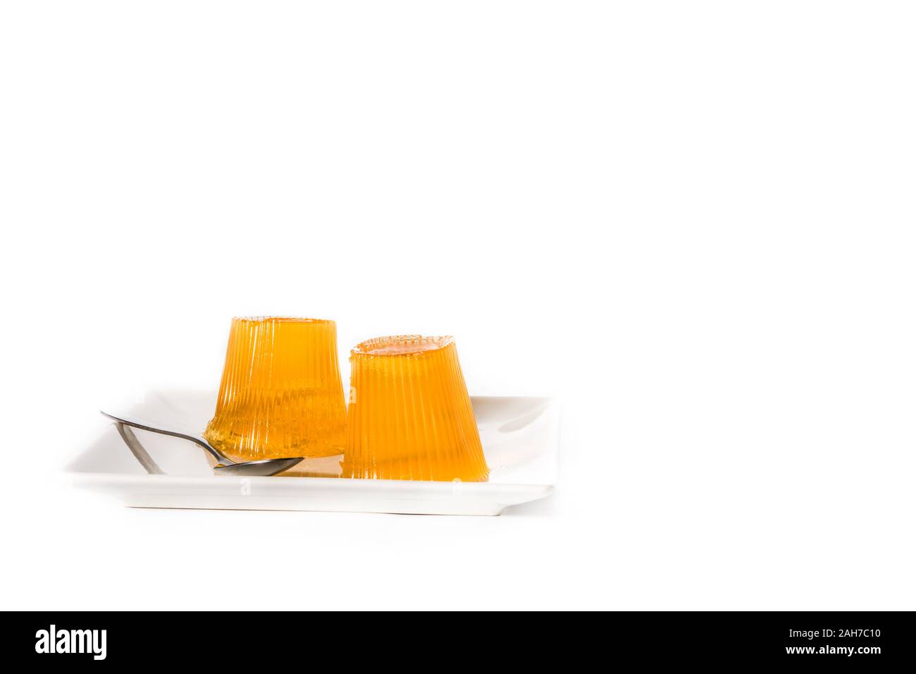 Orange gelatine su una piastra isolata su sfondo bianco. Spazio di copia Foto Stock