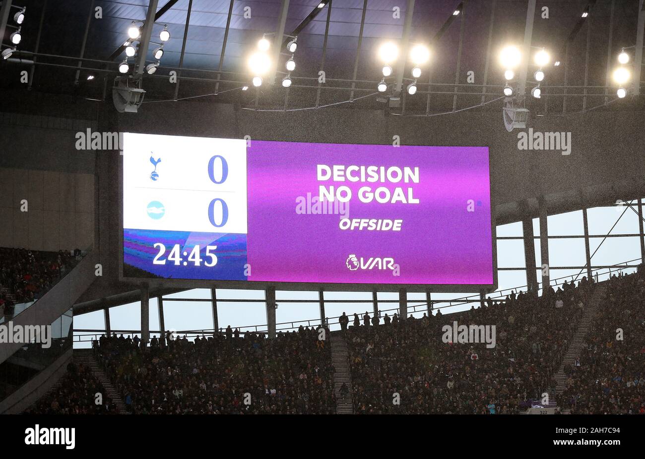 Il grande schermo visualizza il VAR decisione di escludere un obiettivo da Tottenham Hotspur Harry Kane (non mostrato) durante il match di Premier League a Tottenham Hotspur Stadium, Londra. Foto Stock