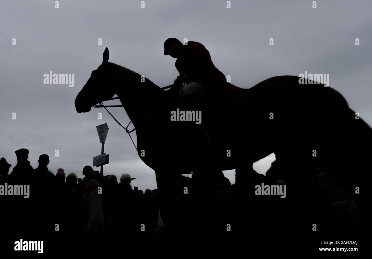 Un huntsman al di fuori del Crown Hotel in Bawtry, precedendo il boschetto e Rufford Hunt, un tradizionale Boxing Day hunt nel South Yorkshire. Decine di Boxing Day caccia si terrà in tutto il Regno Unito come attivisti chiedono leggi più severe per mantenere volpi sicuro. Foto Stock