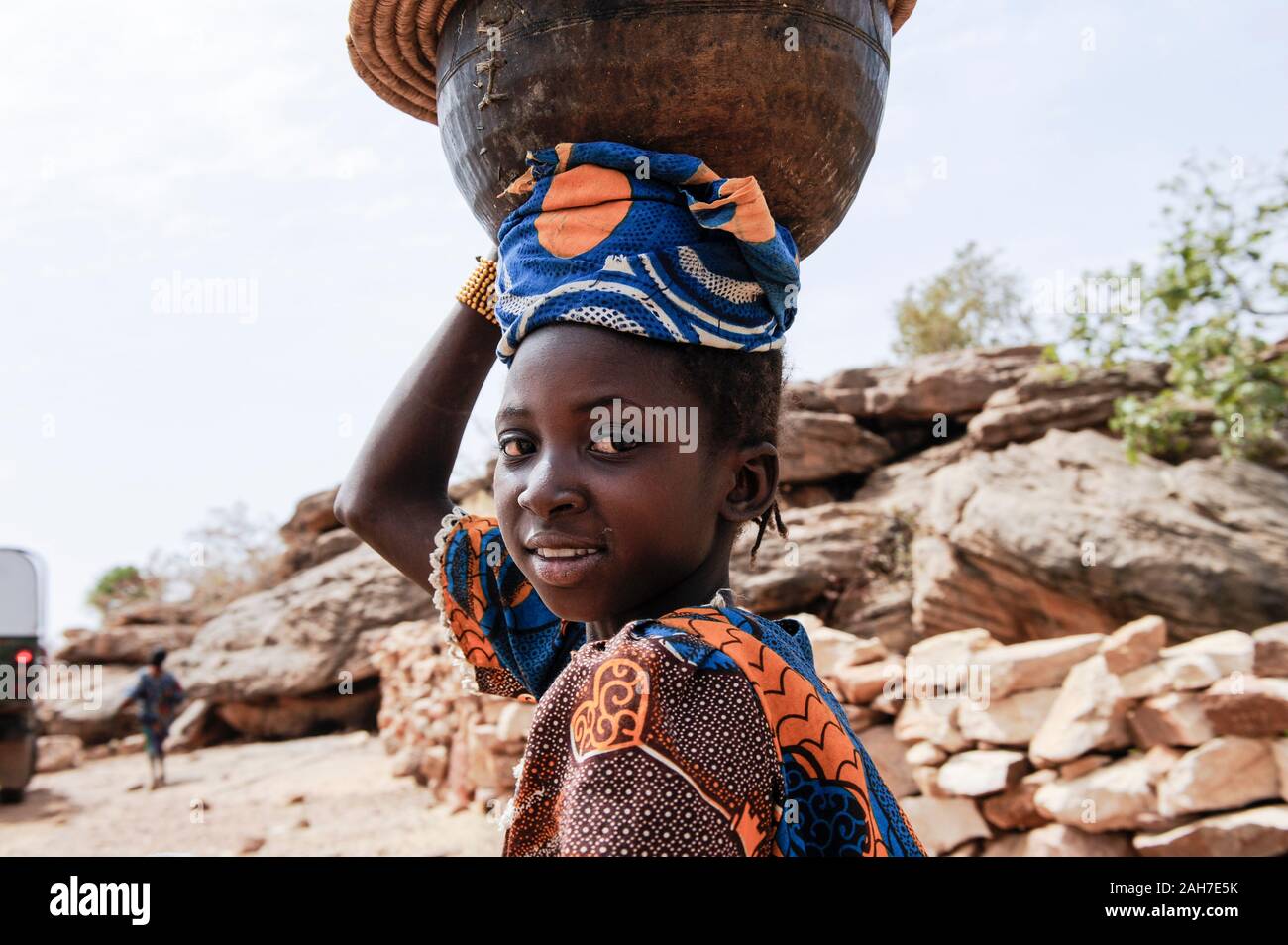 MALI, Bandiagara, Dogonland, habitat dell'etnia Dogon, ragazza equilibrio calabash sulla testa Foto Stock