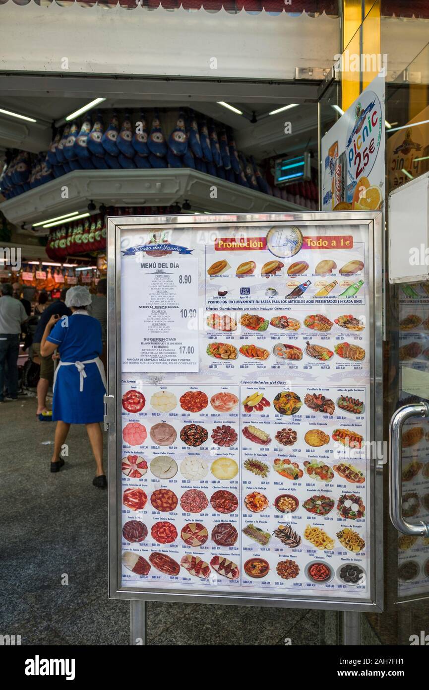 Un poster con una grande selezione di tapas in vendita, Madrid, Spagna Foto Stock