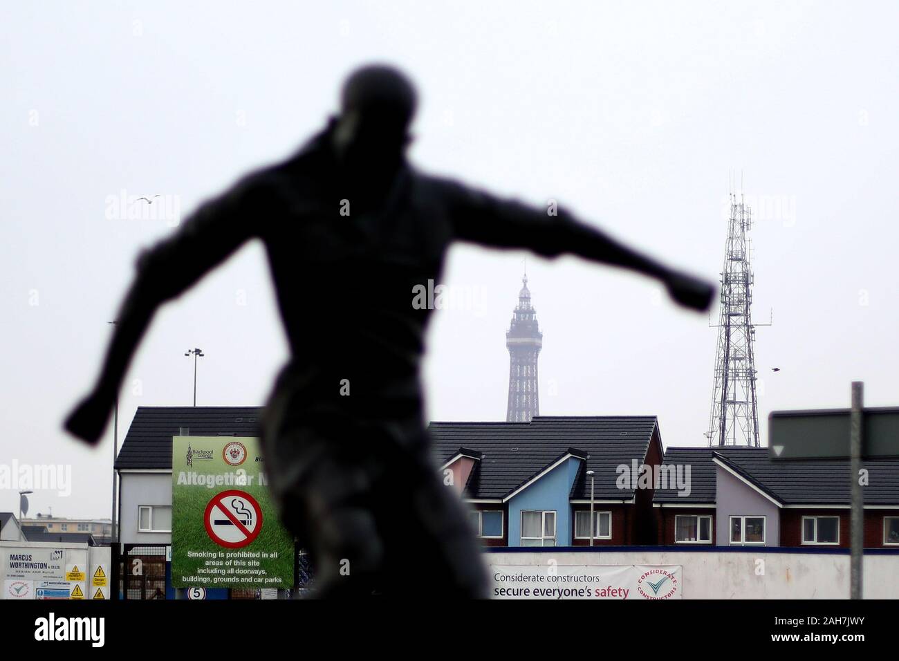 Blackpool, Regno Unito. Il 26 dicembre, 2019. BLACKPOOL, INGHILTERRA - Dicembre 26th Vista generale di Stanley Mortensen statua con la Blackpool Tower durante la scommessa del Cielo lega 1 corrispondenza tra Blackpool e Accrington Stanley a Bloomfield Road e Blackpool giovedì 26 dicembre 2019. (Credit: Tim Markland | MI News) La fotografia può essere utilizzata solo per il giornale e/o rivista scopi editoriali, è richiesta una licenza per uso commerciale Credito: MI News & Sport /Alamy Live News Foto Stock