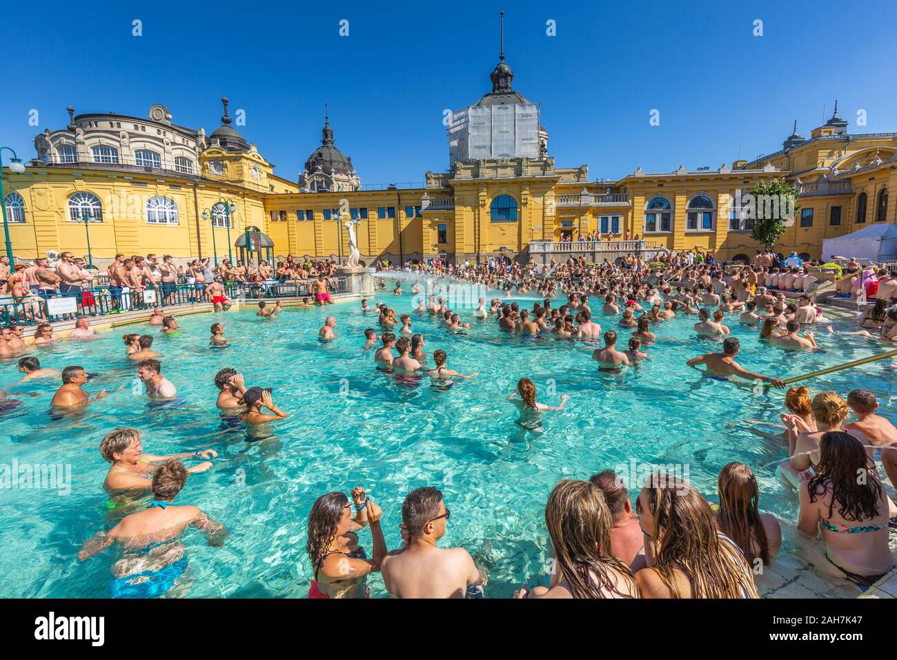 Budapest, Ungheria - 30 Giugno 2018: la gente a guardare la partita in occasione della Coppa del Mondo tra Francia e Argentina. Foto Stock