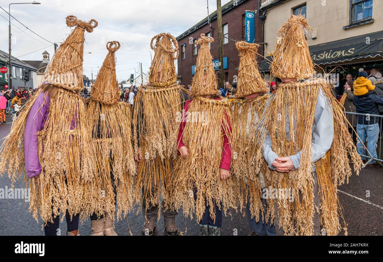 Carrigaline, Cork, Irlanda. 26 dicembre, 2019. I membri di Carrigaline Comhaltas vestito come paglia ragazzi in posa sulla strada principale come parte del il giorno di Santo Stefano, celebrazioni a Carrigaline, Co. Cork, Irlanda. - Credito; David Creedon / Alamy Live News Foto Stock