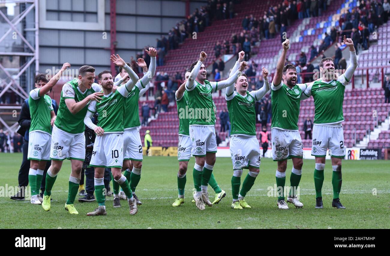 Tynecastle Park, Edimburgo, Scozia, Regno Unito. Il 26 Dic 19. Cuori0 vs Hibernian 2 Scottish Premiership Match . Hibs due hero Martin Boyle (10) celebra a tempo pieno con il capitano Paul Hanlon (L) & compagni di squadra dopo 2-0 vittoria sul cuore. Credito: eric mccowat/Alamy Live News Foto Stock