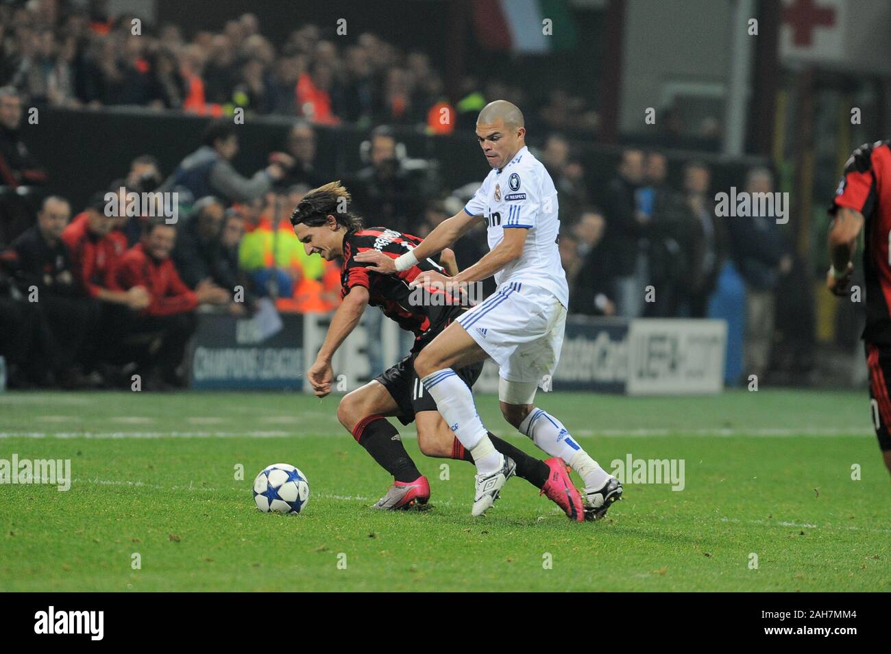 Milano, Italia , 03 novembre 2010, 'San Siro Stadium, la UEFA Champions League 2010/2011, AC Milan - Real Madrid CF: Zlatan Ibrahimovic e Pepe Foto Stock
