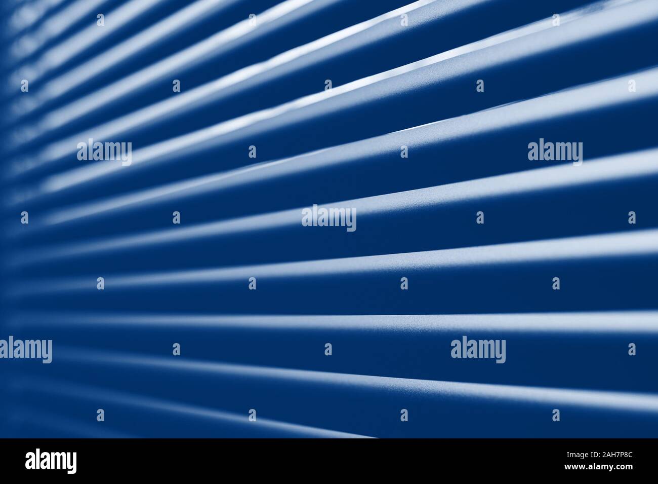 Blu classico tono di close-up di plastica moderna tende ad otturatore in ufficio. camera trendy 2020 persiana di colore Foto Stock