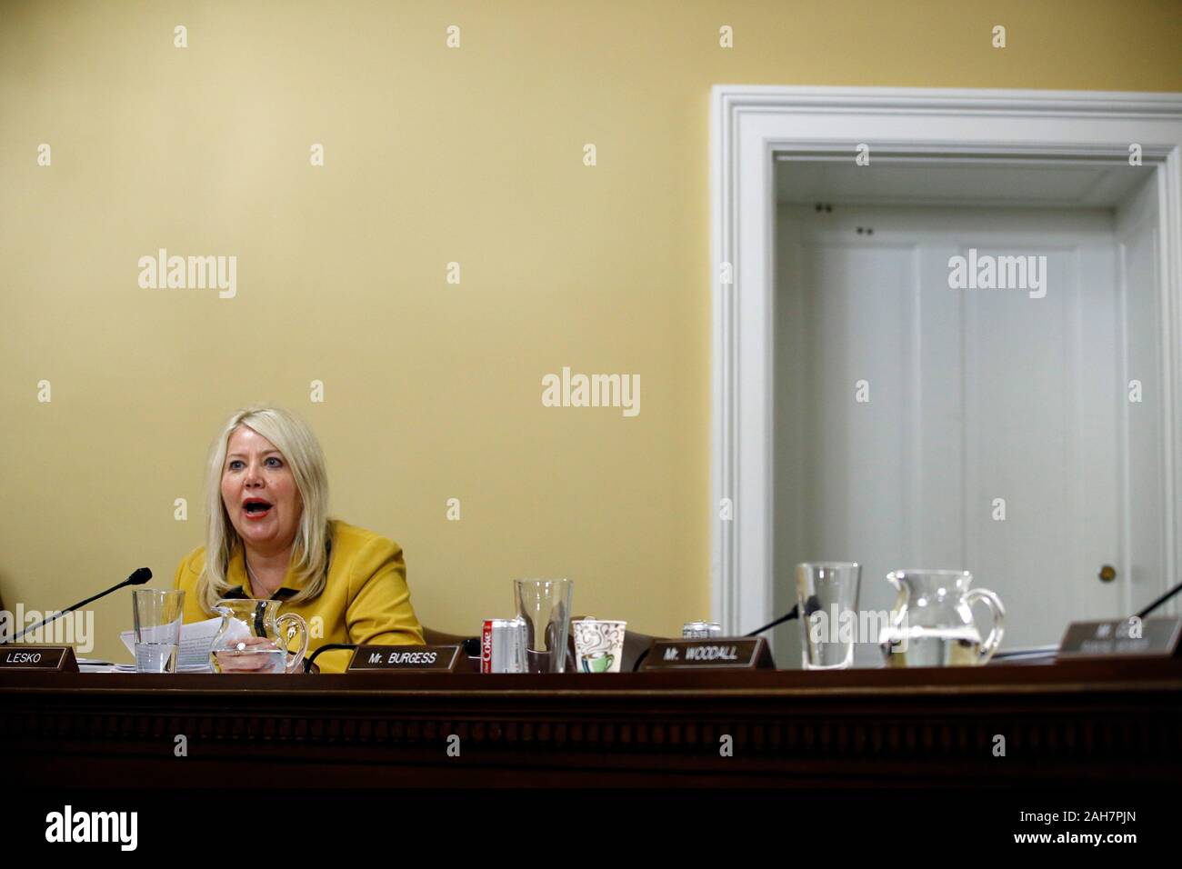 Washington, Stati Uniti d'America. Xvii Dec, 2019. Rappresentante degli Stati Uniti Debbie Lesko (repubblicano di Arizona), parla nel corso di una riunione degli Stati Uniti Casa comitato sulle norme da considerare H. Res. 755 "mettere sotto accusa Donald John Trump, Presidente degli Stati Uniti, ad alta crimini e delitti' sul colle del Campidoglio di Washington il 17 dicembre 2019.Credit: Patrick Semansky/Piscina via CNP | Utilizzo di credito in tutto il mondo: dpa/Alamy Live News Foto Stock