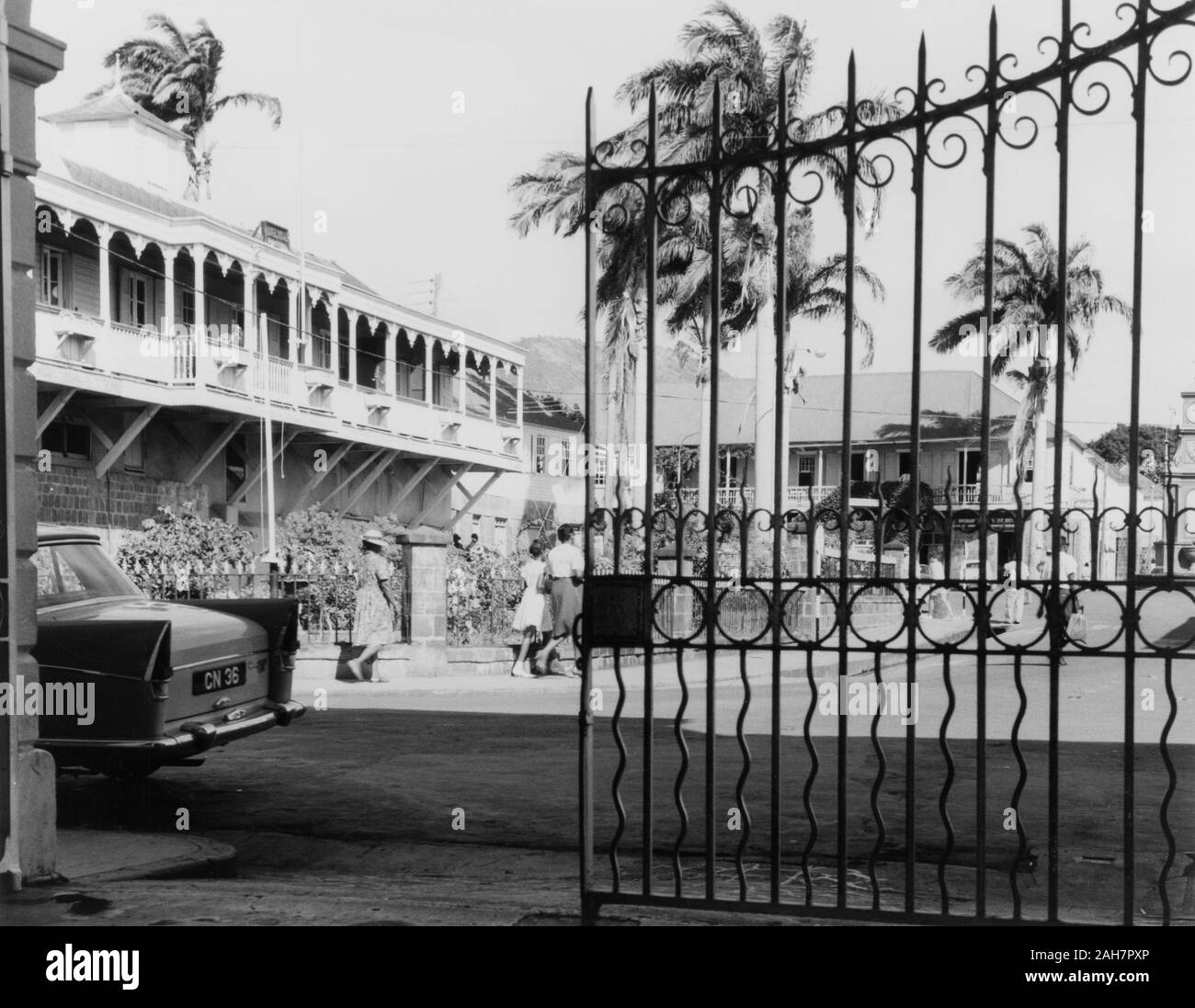 St Kitts, Gate sulla piazza principale, BasseterreAn ornate iron gate appartenenti agli edifici governativi si apre sulla piazza principale di Basseterre. Basseterre, St Kitts, 1965, 1965. 2005/010/1/13/71. Foto Stock