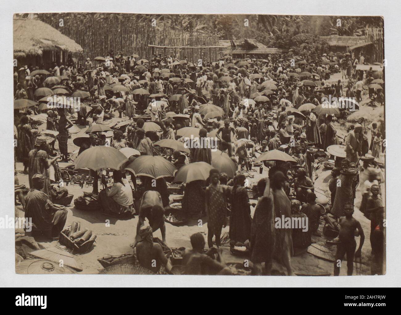 La Nigeria, grande folla nel mercato con ombrelloni, [c.1900]. 2003/174/1/26. Foto Stock
