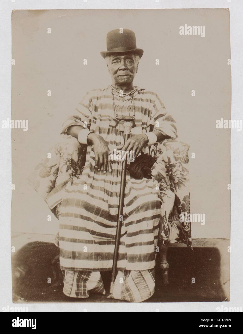 La Nigeria, ritratto del capo nelle vesti e hat, [c.1900]. 2003/174/1/29. Foto Stock