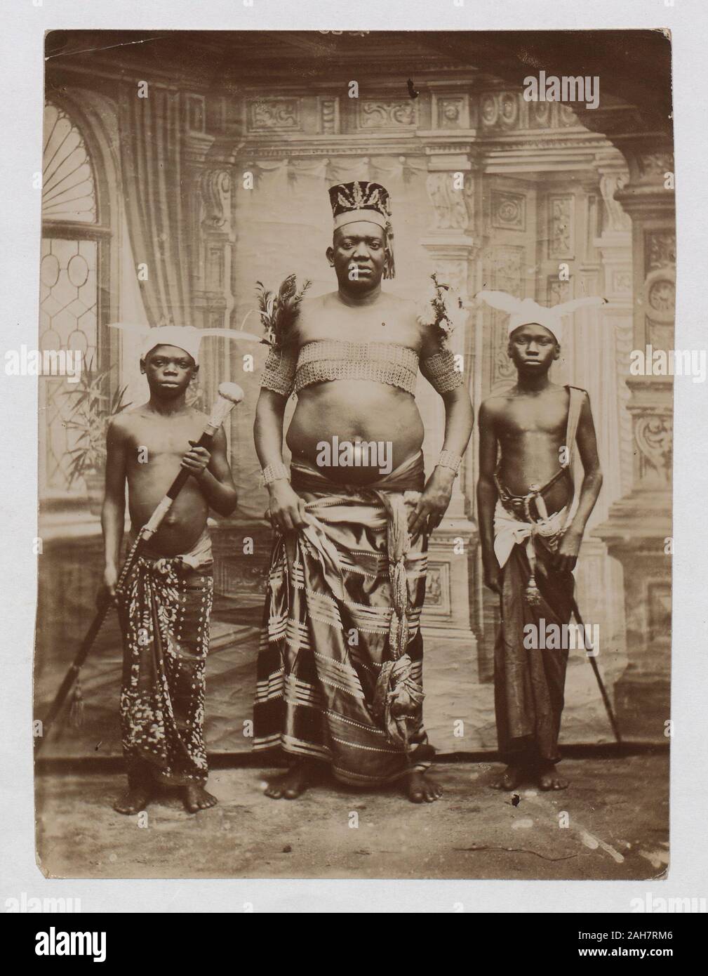 La Nigeria, ritratto del capo con gli operatori presi in studio, [c.1900]. 2003/174/1/38. Foto Stock