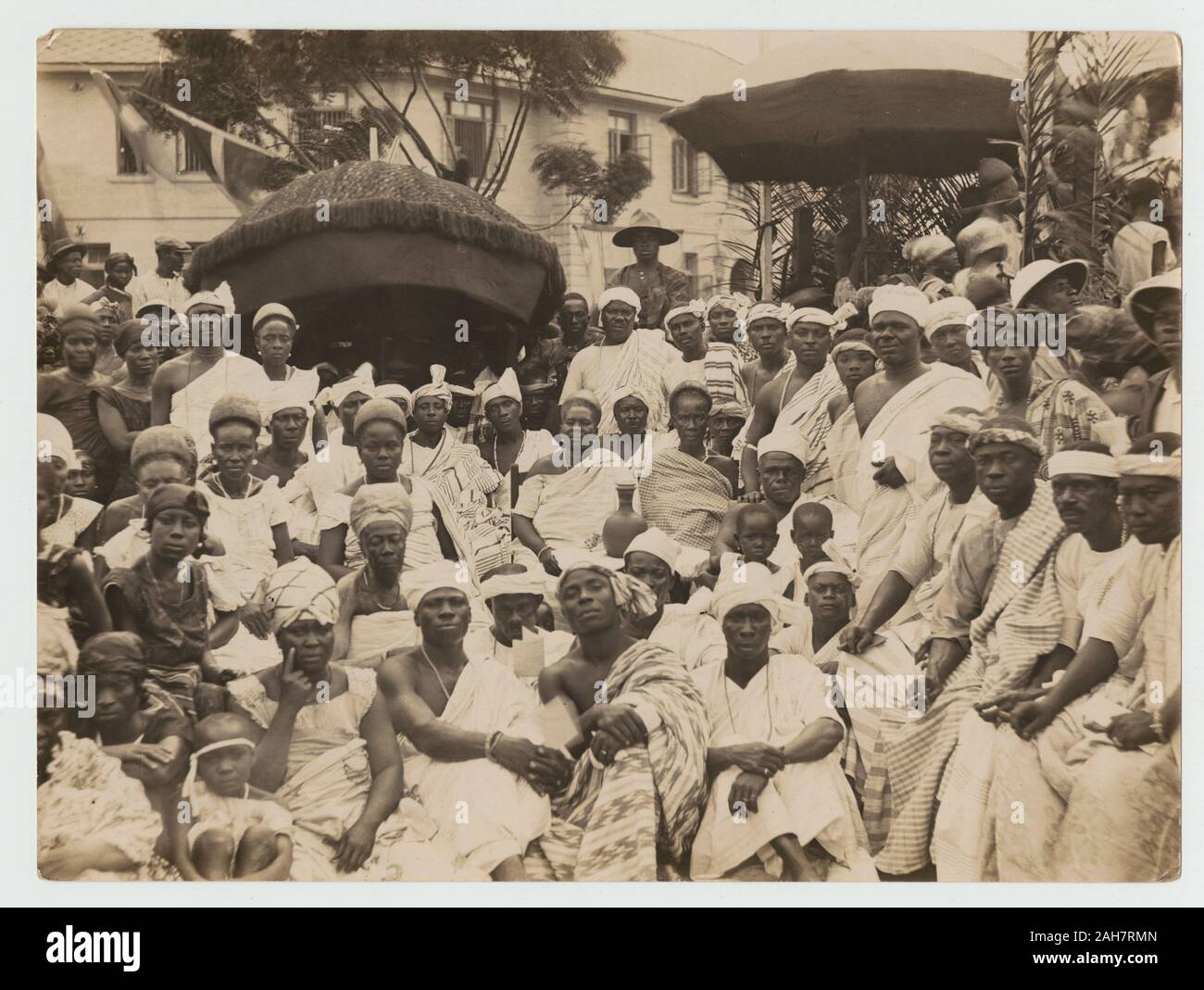 La Nigeria, la folla in posa di fronte ad un edificio, [c.1920]. 2003/174/1/36. Foto Stock