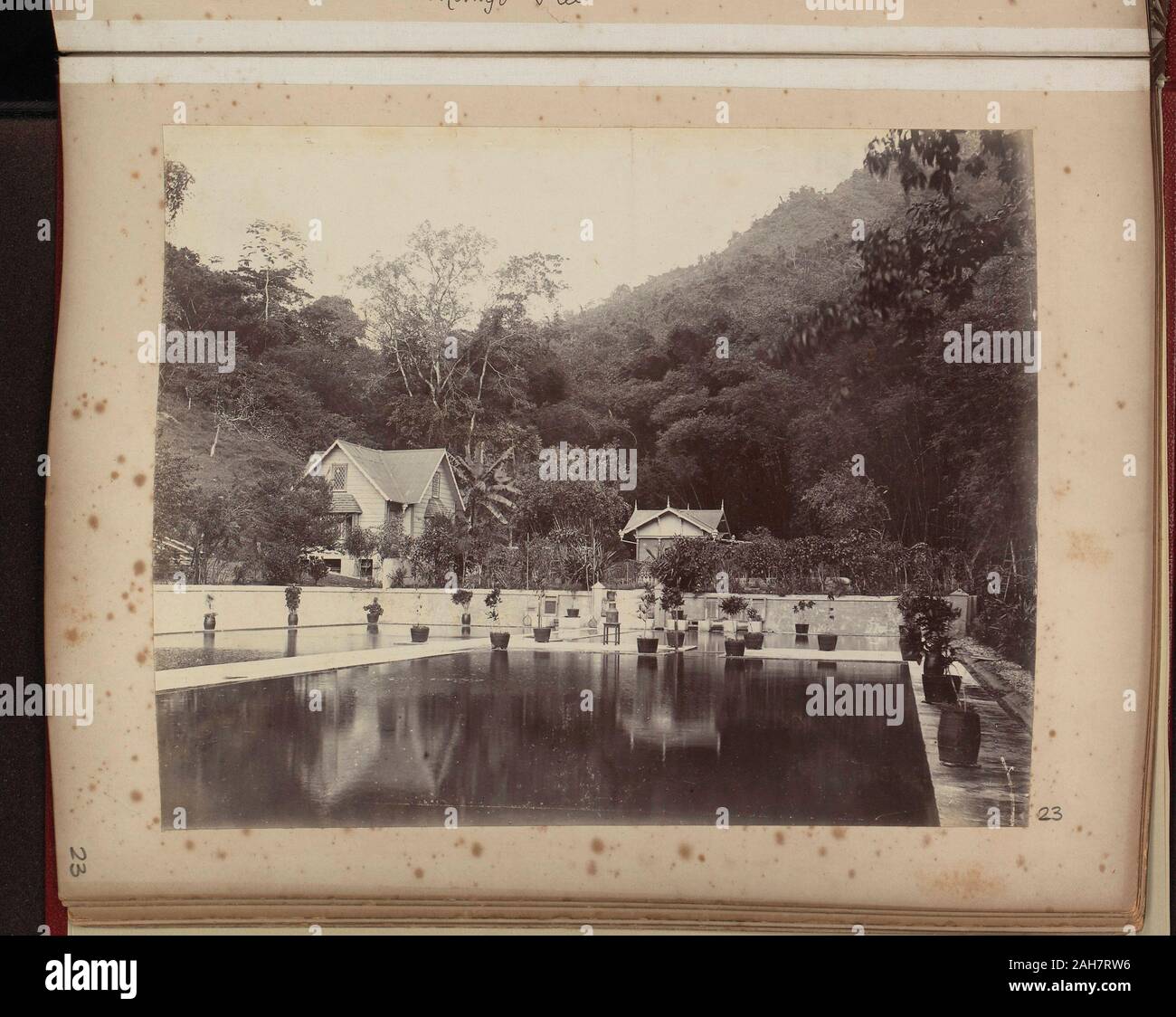 Caraibi, pianta-piscina rivestita, riflettendo case. Adagiato tra colline e alberi. , Nel 1860 circa. 2005/001/151/23. Foto Stock