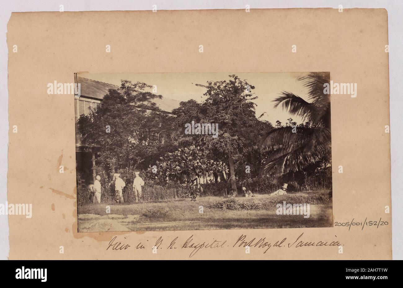 Giamaica, che mostra le figure e gli alberi nell'area dell'ospedale. La didascalia recita: "Vista in ospedale, Port Royal, Giamaica", 1862. 2005/001/152/20. Foto Stock