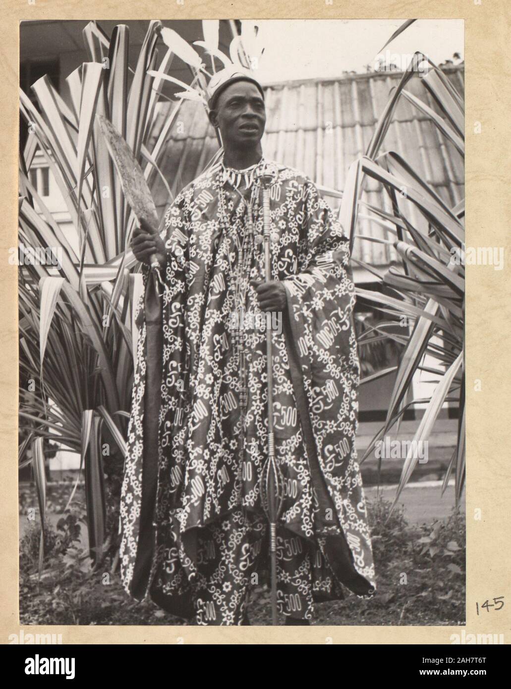La Nigeria, Chief vestito in costume cerimoniale, 1960. 2005/010/1/7/145. Foto Stock