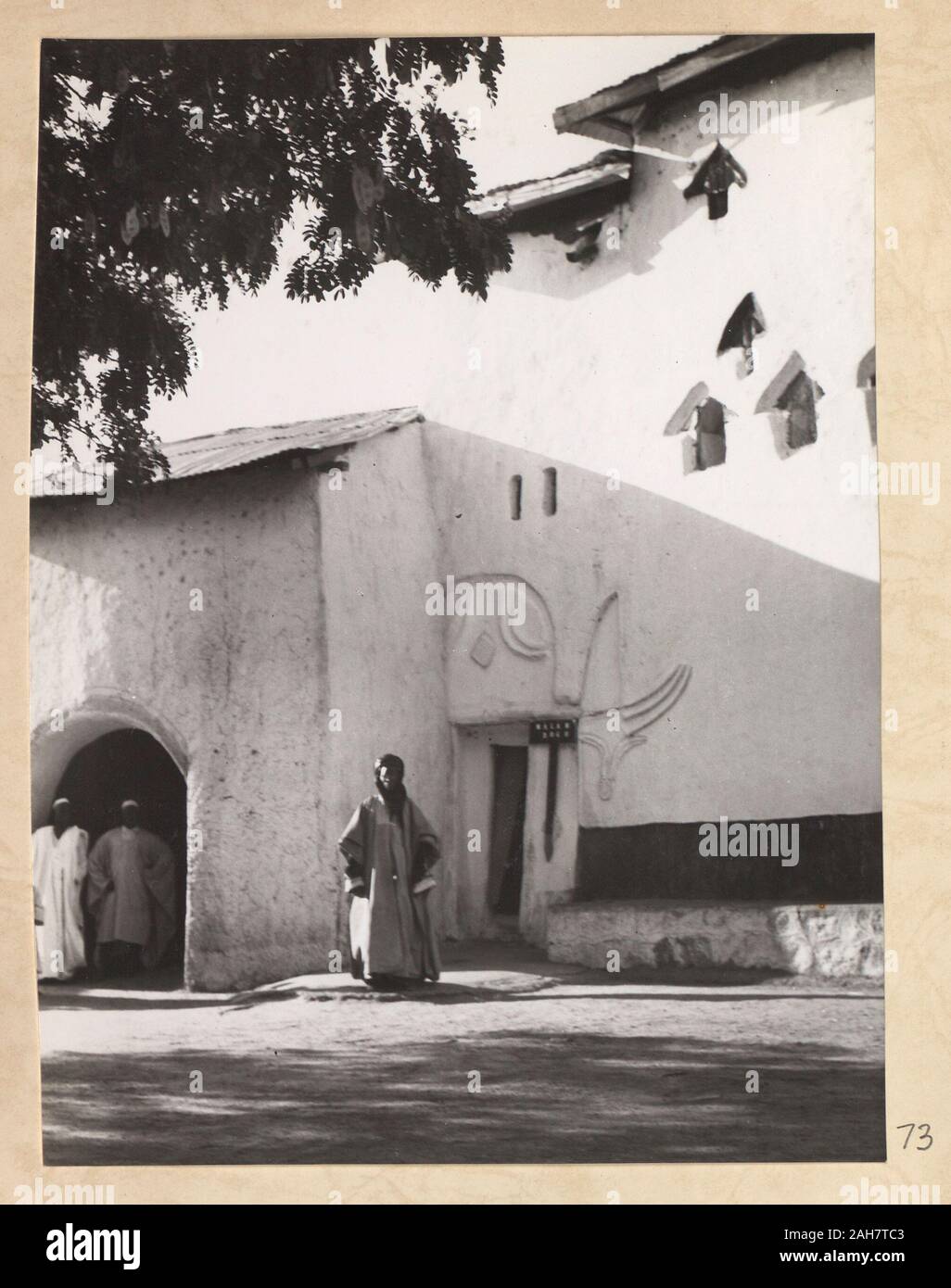 La Nigeria, la figura di distanza nella parte anteriore dell'edificio. La didascalia recita: "ALAM DOGO - una più cortese, dignitoso e gentile uomo - un altamente rispettato CITTADINO DI ZARIA', 1960. 2005/010/1/7/73. Foto Stock