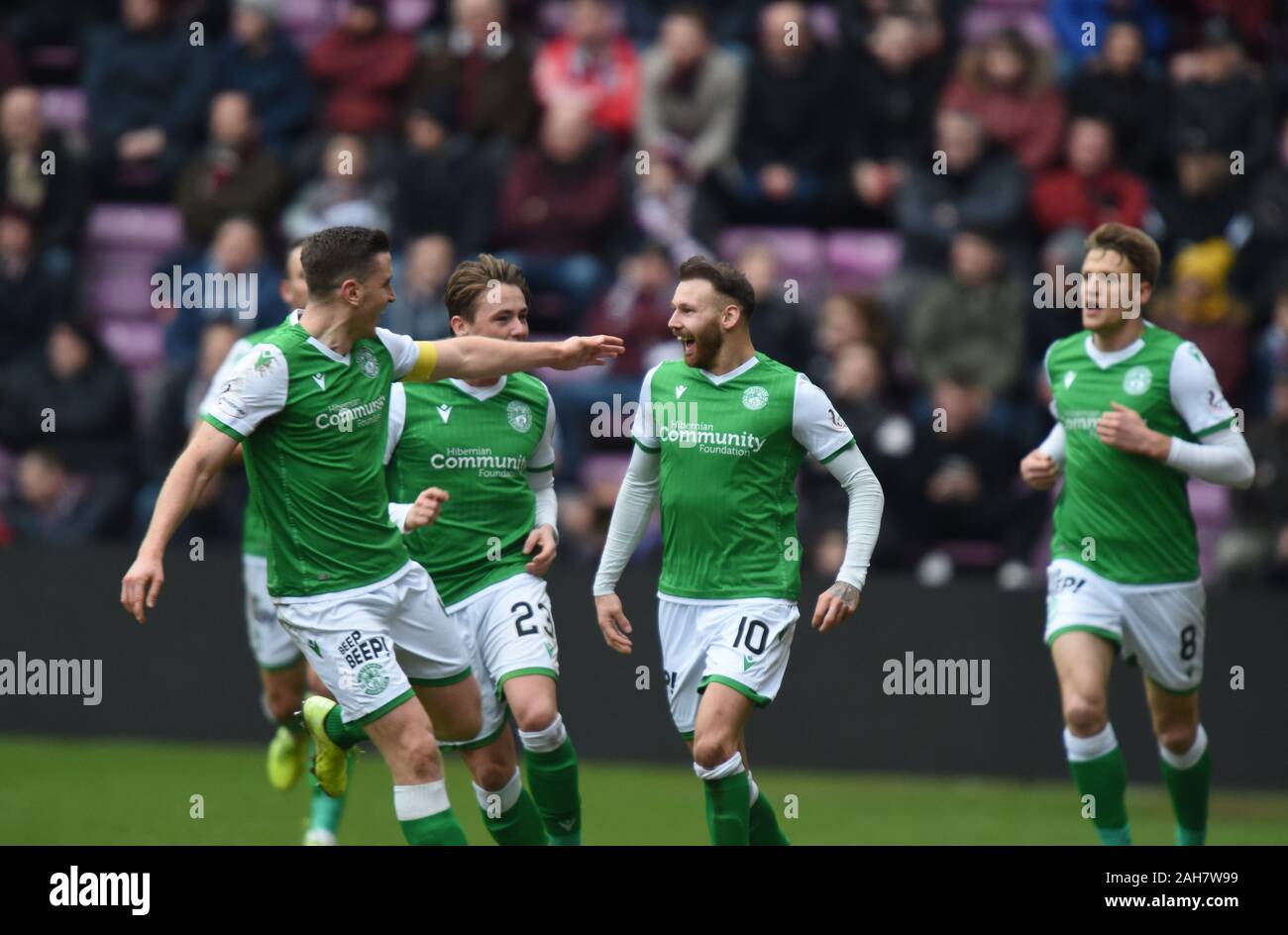 Tynecastle Park, Edimburgo, Scozia, Regno Unito. Il 26 Dic 19. Cuori0 vs Hibernian 2 Scottish Premiership Match . Hibs due hero Martin Boyle (10) celebra a tempo pieno con il capitano Paul Hanlon (L) & compagni di squadra dopo 2-0 vittoria sul cuore. Credito: eric mccowat/Alamy Live News Foto Stock